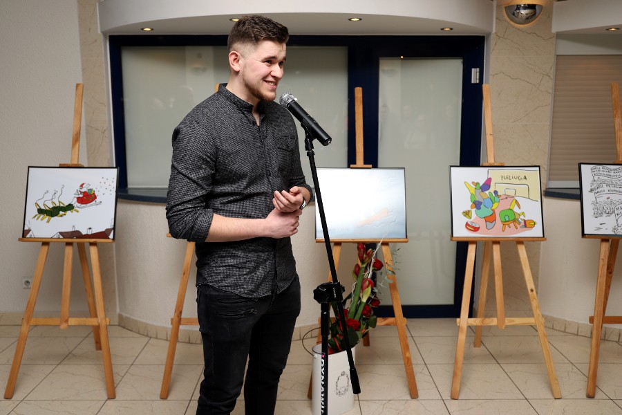 Tomasz Panek prezentujące swoje prace podczas wystawy w galerii